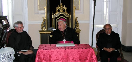 Il postulatore P. Rossi, l'Arcivescovo Mons. Alberti e il Vicario Mons. Spiga postulatore, vescovo e vicario