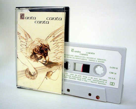 La cassette audio avec la chanson « Chante Chante Chante », composé par Simona cassette audio
