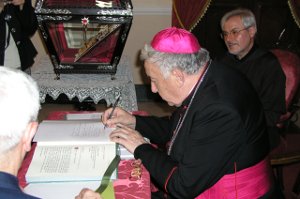 Mons. Ottorino Pietro Alberti firma vescovo